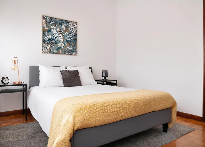 ! Luminous 2br Floor ! Praca Da Republica 포르투