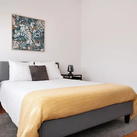 ! Luminous 2br Floor ! Praca Da Republica ポルト